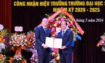 Bộ trưởng Giáo dục chia sẻ với tân hiệu trưởng Trường Đại học Sư phạm Hà Nội