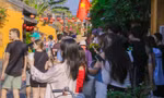Dòng người chen chân ở phố cổ Hội An du xuân