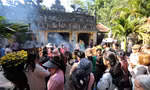 Hàng vạn du khách đến ngôi đền thiêng nơi cửa biển Hà Tĩnh dịp đầu năm