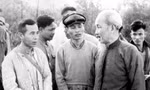 Chủ tịch Hồ Chí Minh nói chuyện với các đồng chí lãnh đạo xã và Ban Chủ nhiệm Hợp tác xã Nông nghiệp thôn Lạc Trung, xã Bình Dương, huyện Vĩnh Tường, tỉnh Vĩnh Phúc ngày 25/1/1961. Ảnh: Tư liệu
