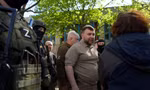 Ông Denis Pushilin (giữa), thủ lĩnh phe ly khai ở Cộng hòa Nhân dân Donetsk tự xưng, gặp gỡ cư dân thành phố Mariupol của Ukraine ngày 29/4. Ảnh: Getty Images 