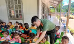 Niềm vui của những đứa trẻ vùng cao bên những bữa cơm trưa đầy đủ dinh dưỡng. ẢNH: NVCC
