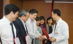 GS.TS Nguyễn Quang Tuấn, Giám đốc BV Bạch Mai trong buổi trao quyết định bổ nhiệm 20 bác sĩ cao cấp của bệnh viện