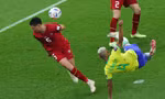 Richarlison và cú “cắt kéo” tung lưới Serbia. Ảnh: AFP
