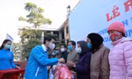 Anh Nguyễn Ngọc Lương, Bí thư T.Ư Đoàn, Chủ tịch Hội LHTN Việt Nam tặng quà cho gia đình chính sách tại lễ ra quân tình nguyện mùa đông năm 2021. ẢNH: BẢO ANH 