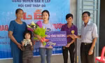 Anh Nguyễn Thế Minh (thứ 2 từ phải sang) trao nhà tình thương cho các hoàn cảnh khó khăn 