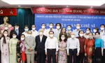 Lãnh đạo TPHCM và các văn nghệ sĩ tại buổi họp mặt đầu năm Nhâm Dần 2022