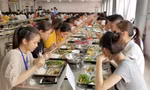 Bữa cơm công nhân tại một nhà máy trong khu công nghiệp. Ảnh: Minh họa 