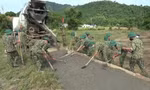 ĐVTN Liên chi đoàn Tiểu đoàn 2 giúp nhân dân xã Thanh Thịnh, huyện Chợ Mới (tỉnh Bắc Kạn) làm đường giao thông nông thôn