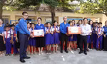 Bí thư thứ nhất Trung ương Đoàn thăm, tặng quà các đội thanh niên tình nguyện