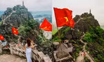 Ninh Bình: Du khách đến Hang Múa để "bắt trend" chụp hình cùng cờ Tổ quốc