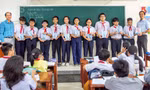 Tặng sách về Hoàng Sa cho học sinh Đà Nẵng