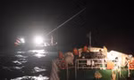 Vượt sóng dữ, tàu Vùng 3 Hải quân cứu nạn thành công tàu cá ngư dân Quảng Bình gặp nạn trên biển