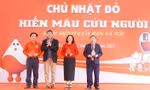 Mẹ dắt theo con đi hiến máu