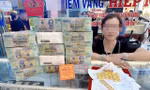 Thực hư một phụ nữ trúng số độc đắc 9 tỷ đồng, rạng rỡ mua vàng bên 'đống tiền' 