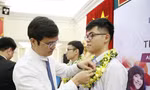 Anh Bùi Quang Huy, Bí thư T.Ư Đoàn, Chủ tịch T.Ư Hội SVVN trao Huy hiệu Tuổi trẻ sáng tạo cho quán quân Quốc gia Cuộc thi ACAWC. ẢNH: LÂM ĐĂNG HẢI