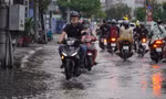 Đường ngập do triều cường, người dân TPHCM chật vật lội nước về nhà
