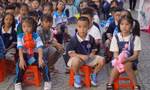 Hiệu trưởng từ chối nhận hoa ngày 20/11, mong đổi thành bảo hiểm y tế, tập vở cho học sinh