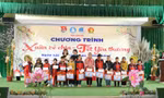 Tặng quà tết cho thiếu niên Lạng Sơn. Ảnh: Duy Chiến 
