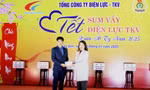 Tặng quà tết cho công nhân. 