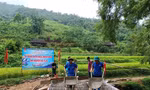 Giúp dân xây dựng nông thôn mới -Ảnh: PV
