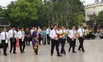 Dâng hoa tại tượng đài Chủ tịch Hồ Chí Minh ở thành phố Cao Bằng. Ảnh: V.T