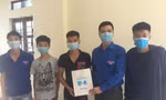 Chàng trai 19 tuổi Hoàng Đình Phúc chỉ về nơi đã dùng bè cứu sống hai người đuối nước trên sông Kỳ Cùng - Ảnh: Duy Chiến 