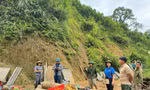 Đoàn viên thanh niên huyện Tràng Định giúp di chuyển đồ đạc đến nơi an toàn. (ảnh: Duy Chiến)