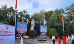 Chào cờ đầu tuần tại khuôn viên tượng đài đồng chí Hoàng Văn Thụ. Ảnh: Duy Chiến 