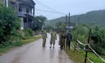 Khẩn trương sơ tán người dân ra khỏi vùng nguy hiểm. Ảnh: Duy Chiến 