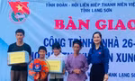 Gia đình cựu TNXP Lê Thị Xuân vui mừng đón nhận ngôi nhà mới cũng như các phần quà của tuổi trẻ Lạng Sơn, các cơ quan ban ngành địa phương -Ảnh: Duy Chiến 