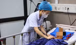 Em Hưng đang cấp cứu tại bệnh viện.