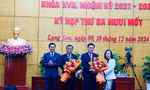 Lãnh đạo HĐND tỉnh tặng hoa cho hai ông Vũ Hoàng Quý và Phan Hồng Tiến (ảnh: Duy Chiến)