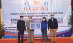 Tại chương trình, đại diện Đoàn Thanh niên Trung ương Đoàn, Ban tổ chức TƯ trao những phần quà ý nghĩa, hỗ trợ thanh niên huyện Bắc Sơn -Ảnh: Duy Chiến 
