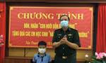 Chính ủy Bộ Chỉ huy Biên phòng Lạng Sơn Trịnh Hữu Tăng (bìa phải) tặng quà cho em Thiên Ân nhân dịp em được Đồn Biên phòng Tân Thanh (huyện Văn Lãng) nhận làm con nuôi -Ảnh: Duy Chiến 