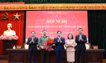 Đại tá Nguyễn Tiến Trung nhận hoa chúc mừng. 