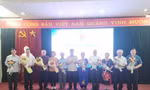 Tặng hoa "những người giữ lửa" .Ảnh: Duy Chiến 
