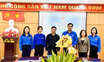 Tặng hoa chúc mừng tân Phó bí thư Tỉnh Đoàn Cao Bằng. 