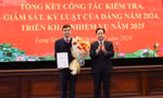 Ông Nguyễn Đức Thuận nhận Quyết định, hoa chúc mừng của lãnh đạo Tỉnh ủy Lạng Sơn. 