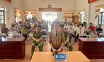 Bị cáo Vy Thị Huệ (giữa).