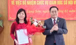 Bà Hoàng Thị Hiền, tân Giám đốc Sở Nội vụ tỉnh Lạng Sơn nhận Quyết định, hoa chúc mừng của lãnh đạo UBND tỉnh Lạng Sơn. Ảnh: Duy Chiến.