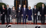 Tổng thống Mỹ Joe Biden cùng phu nhân chụp ảnh chung với các lãnh đạo khác của NATO tại tiệc chiêu đãi tối 10/7. (Ảnh: Reuters)