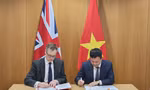Ông Michael Tomlinson - Thứ trưởng phụ trách phòng chống xuất nhập cảnh trái phép, Bộ Nội vụ Anh, và Đại tá Vũ Văn Hưng - Phó Cục trưởng Cục Quản lý Xuất nhập cảnh, Bộ Công an Việt Nam, ký Tuyên bố chung tại London ngày 17/4. (Ảnh: ĐSQ Anh)