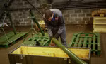 Một nhân viên của Ukrainian Armor chuẩn bị đặt súng cối vào hộp tại khu nhà xưởng không được công khai vị trí. (Ảnh: Reuter)
