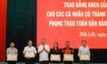 Đại tướng Tô Lâm tặng bằng khen cho 5 người dân hỗ trợ bắt nhóm đối tượng khủng bố ở Đắk Lắk