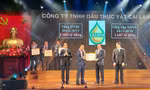Bộ trưởng Bộ Tài chính Đinh Tiến Dũng và Tổng cục trưởng Tổng cục Thuế trao bằng khen cho 30 doanh nghiệp nộp thuế tiêu biểu. Ảnh: Tuấn Nguyễn