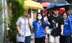 Thí sinh Hà Nội vui vẻ trước khi bước vào bài thi môn Toán. Ảnh: Như Ý