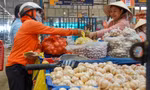 Tiểu thương chợ đầu mối lớn nhất TPHCM bán rẻ như cho vẫn… ế