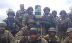 Binh lính Ukraine đứng ở vị trí cột mốc giữa Ukraine và Nga tại tỉnh Kharkiv. (Ảnh cắt từ video do BQP Ukraine cung cấp)