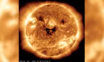 Bức ảnh chụp Mặt trời trông như đang cười. (Ảnh: NASA)